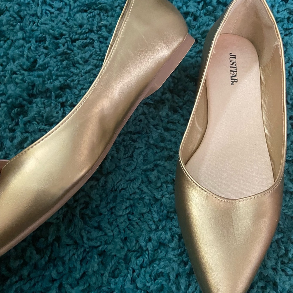 Cute comfy gold flats!